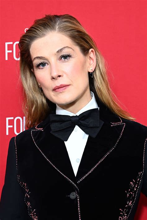 Rosamund Pike Photo Gallery Page 2 Theplace