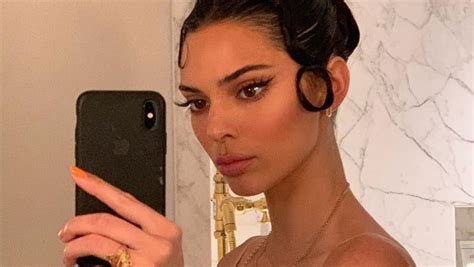 Kendall Jenner Shows Off Absolutely Tiny Waist In Mirror Selfie