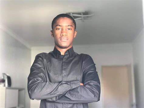 Jovem angolano começou como youtuber e hoje lidera mais de 170 pessoas