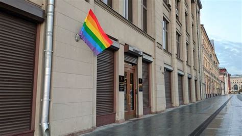 Pussy Riot вывесили радужные флаги на зданиях ФСБ и администрации
