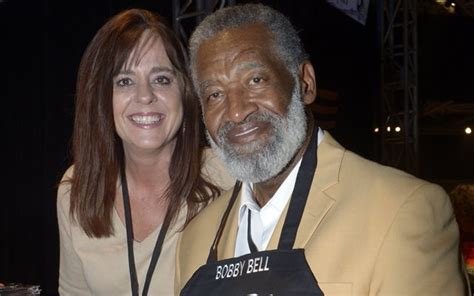 Gophers Legend Pro Football Hall Of Famer Bobby Bell Gets Degree At 74