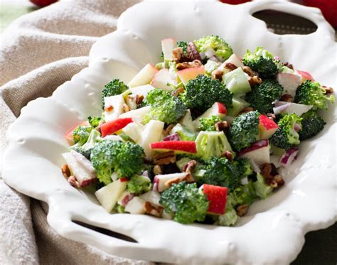 With apples, dried cranberries, crisp grapes, red onions, sunflower seeds and a deliciously creamy, sweet and tangy mayonnaise based dressing. Vegan SweeTango Apple and Broccoli Salad - SweeTango
