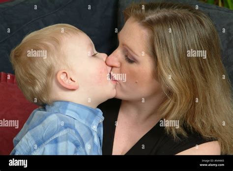 Mutter und Baby Sohn küssen Stockfotografie Alamy