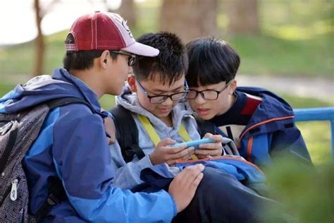 青少年成了“手机控”，家长如何帮孩子戒掉手机瘾？麦苗守护