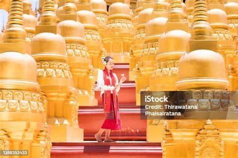 ミャンマーの女性は寺院で花を運ぶビルマの伝統的なドレスを着た東南アジアの少女が仏教寺院を訪れる 1人のストックフォトや画像を多数ご用意 1人 25 29歳 アジアおよびインド民族