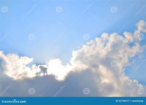 Las Nubes Suaves Naturales Modelo Y Sol Irradian En Fondo Del Cielo