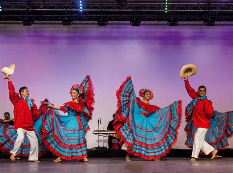 Las Danzas Del Mundo Del Festival Folclórico Internacional Iconos Mag