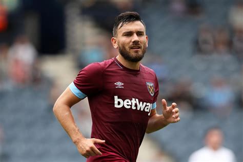 Robert Snodgrass West Ham Midfielder Signs Contract Extension To Commit Future Until 2021