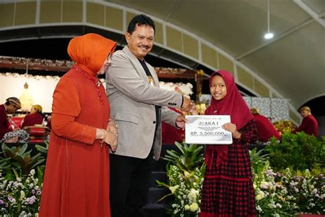 Penyerahan Penghargaan Dan Hadiah Lomba Bertutur Tingkat Kota Madiun