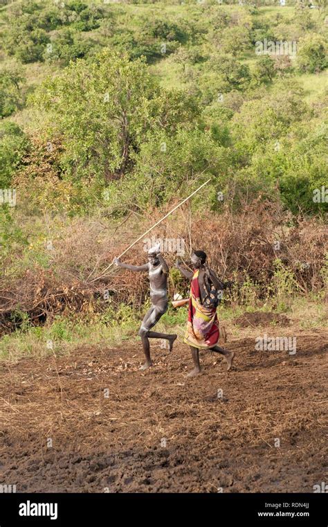 Ejercicio Surma Donga Luchador Tulgit Valle Del Río Omo Etiopía