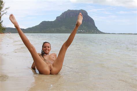 Голые девушки на пляже порно