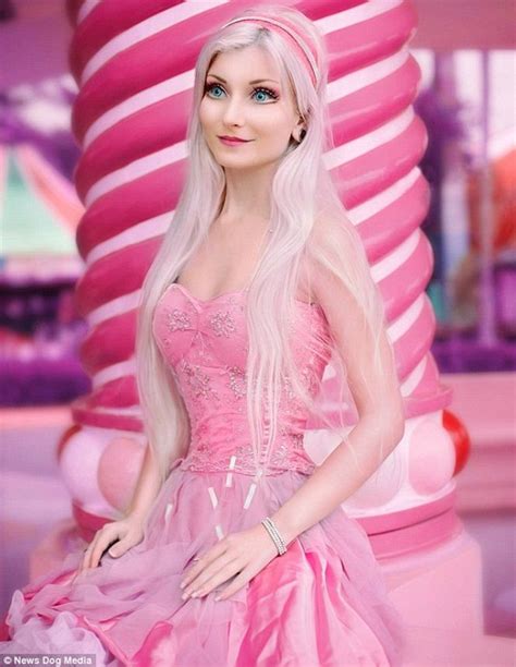 Barbie humana brasileira afirma nunca ter feito plástica apesar de enorme semelhança com a boneca