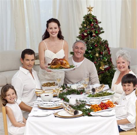 Familia Que Celebra La Cena De La Navidad Con El Pavo Foto De Archivo