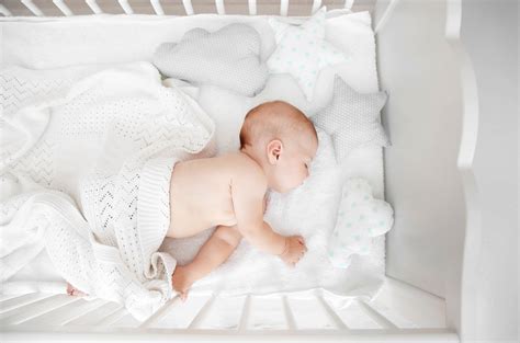 While some positions are safe, some may have to be avoided as they could lead to doctors suggest parents not to make their babies sleep on their stomach until 12 months of age. Qual a posição mais segura para o bebê dormir no berço?