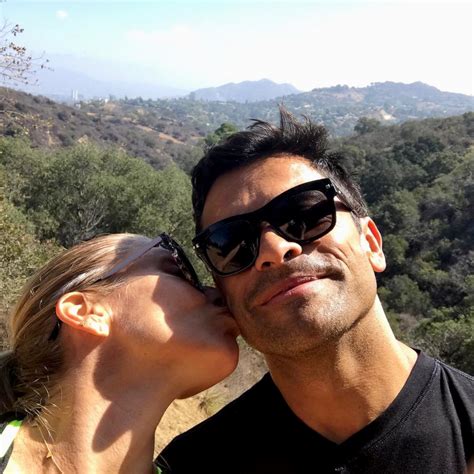 Kelly Ripa Gives Her Husband A Smooch Picture Kelly Ripas Life In