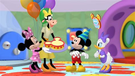 Mickey mouse y sus amigos piden la colaboración de la audiencia en varias ocasiones, como por ejemplo al principio para que aparezca la casa y se inicie la cabecera del programa o para que los espectadores averigüen el animal que aparece en uno de los puzles. La casa de Mickey Mouse - Mouse-cumpleaños ♫ - YouTube