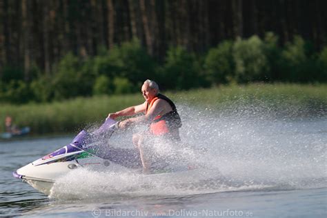 Senior Mit Jet Ski Motorrad Mann Dynamikfahrt Geschwindigkeit Aufnahme Auf Seewasser