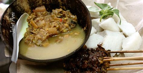 Biasanya, kue bolu dibuat dengan campuran telur dan susu. Bali Tour - Cuisine Bali, Jukut Ares, Steaming Banana ...