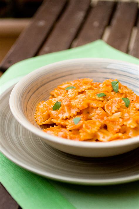 Jul 07, 2020 · la pasta con crema di peperoni arrostiti è un primo piatto completo, sano e genuino che si prepara in pochissimo tempo e senza burro, latte e formaggi. Farfalle alla crema di peperoni arrostiti | Chezuppa!