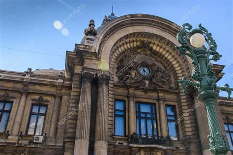 Alternative form of bucharest, the capital city of romania. Das Zentrum von Bukarest. Sehenswürdigkeiten. Bankgebäude — Stockfoto © aallm #128431574