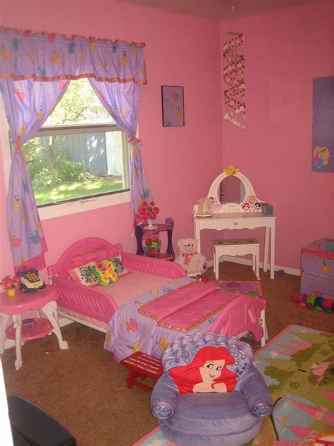This bed room created by grt architects is somewhere in between. Best Decor Ideas For Girl Kids Room - Wendy Peterson