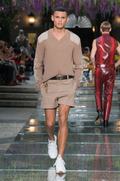 La mujer conocedora de los quiebres de la moda sabe que estos zapatos son un comodín estético y se editoras de moda y las it girls más influyentes emitieron una declaración de principios: Milão: desfile Versace Verão 2019 masculino - Dicas de ...