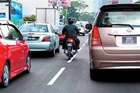 According to malaysian laws, the minimum age to apply for a b2 (motorcycle license 250 c.c. Driving Requirements in Malaysia | Hawk Rent A Car