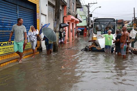 Chuva Deixa Bairros Alagados Em Salvador Notícias Cidades Br