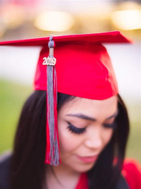 10 Tips And Ideas For Graduation Photos In 2022