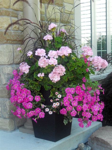 31 Pretty Front Door Flower Pots For A Good First Impression Design