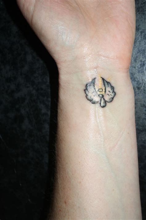 A quite simple but meaningful tattoo idea for people who feel that they are angels in one way or the other. angel tattoo small - Sök på Google | Angel tattoo for ...