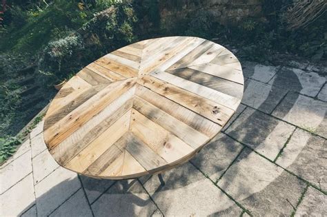 Product details a round table with soft edges gives a relaxed impression in a room. Round Top Table Made of Pallets - DIY | Pallet coffee table diy, Diy patio table, Pallet table diy