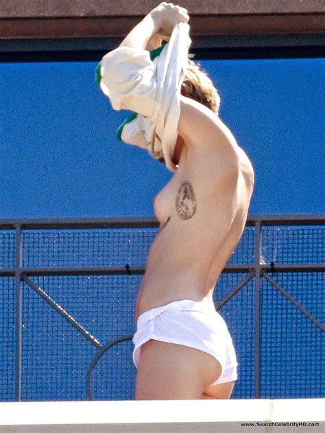 Miley Cyrus Showing Tits On Hotel Balcony In Sydney Porn Pictures Xxx