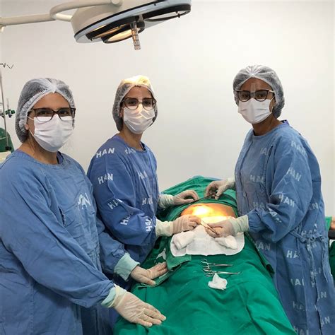 Programa de residência do Ana Nery realiza implante de cateter de Tenckhoff em diálise