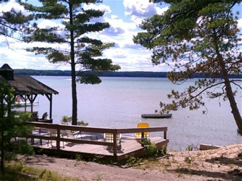 *3 bedroom 11/2 bath ranch style cottage *full kitchen *fully furnished *clean and cozy only 1. Waterfront Cottages on Higgins Lake!!!!... - VRBO