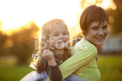 Foto De Stock Feliz Familia Retrato Madre E Hija Al Aire Libre Libre