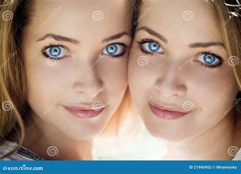 Mujeres Hermosas Con Los Ojos Azules Foto De Archivo Imagen De