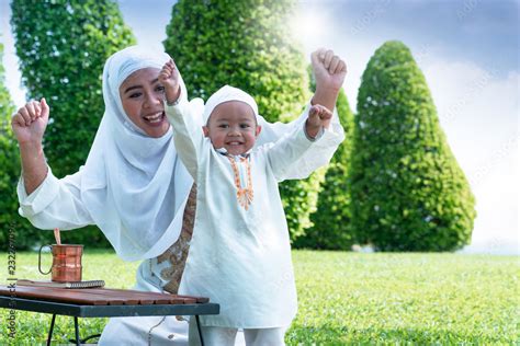 Foto De Asian Muslim Mother And Her Son Enjoying Quality Time At Park Mom And Son Raise Their