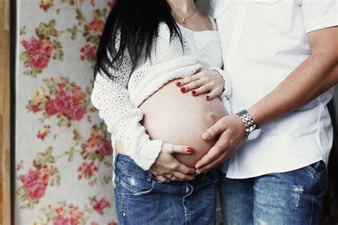 La Mujer Abre Su Vientre Embarazado Y El Hombre Pone Su Mano En él
