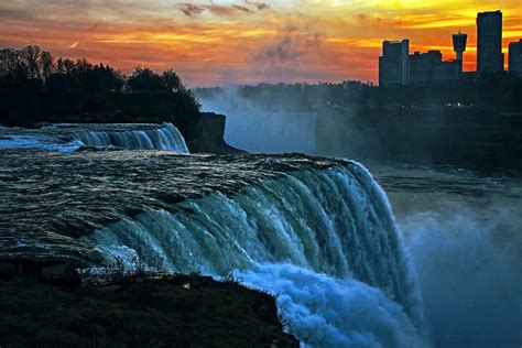 Sunset Over Niagara The American Falls Is One Of Three Wat Flickr