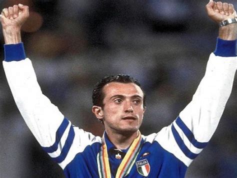 Durante la sua carriera vinse tre medaglie olimpiche (un oro a mosca e due bronzi), due medaglie ai. Chi è Pietro Mennea, la "Freccia del sud" protagonista ...