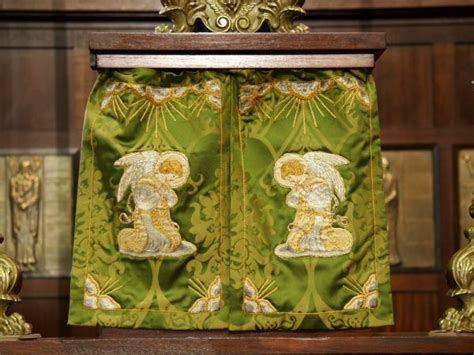 Green Tabernacle Veil With Embroidered Angels Vestimentas