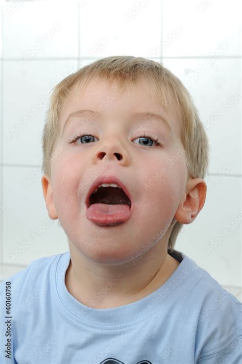 Kleiner Junge Mit Offenen Mund Stock Foto Adobe Stock