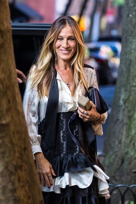 Sarah Jessica Parker Reminds Everyone That Shes Not Carrie Bradshaw As She Dishes On New Show