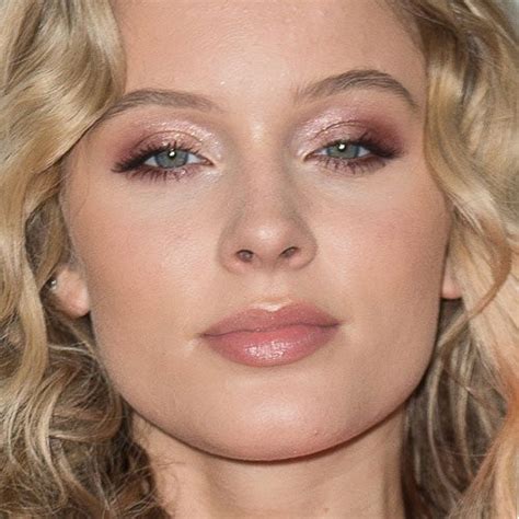 Omg … zara has makeup!!! Zara Larsson Makeup: Black Eyeshadow, Bronze Eyeshadow ...