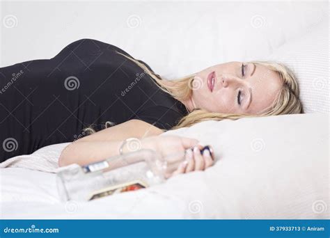Betrunkene Frau Im Bett Mit Flasche Stockbild Bild Von Betrunken