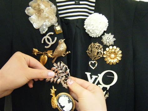 How To Wear A Brooch In Different And Modern Ways In 2020 Brooch How
