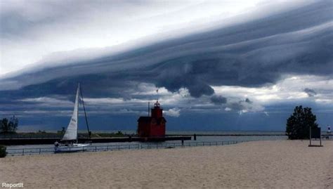 As Rain Moved In On Monday Viewers Captured Photos Of Impressive Shelf