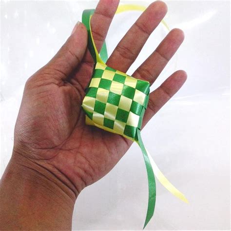 Mirip banget sama pohon natal. Gambar Ketupat Dari Pita Jepang - AR Production