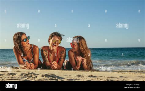 Drei Frauen Im Bikini Sonnen Liegen Auf Der Vorderseite In Der Nähe Der Küste Und Spaß Haben Mit